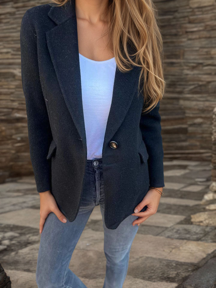 Damen taillierter Bouclé-Blazer mit fallendem Revers und Ein-Knopf-Detail – Valéne