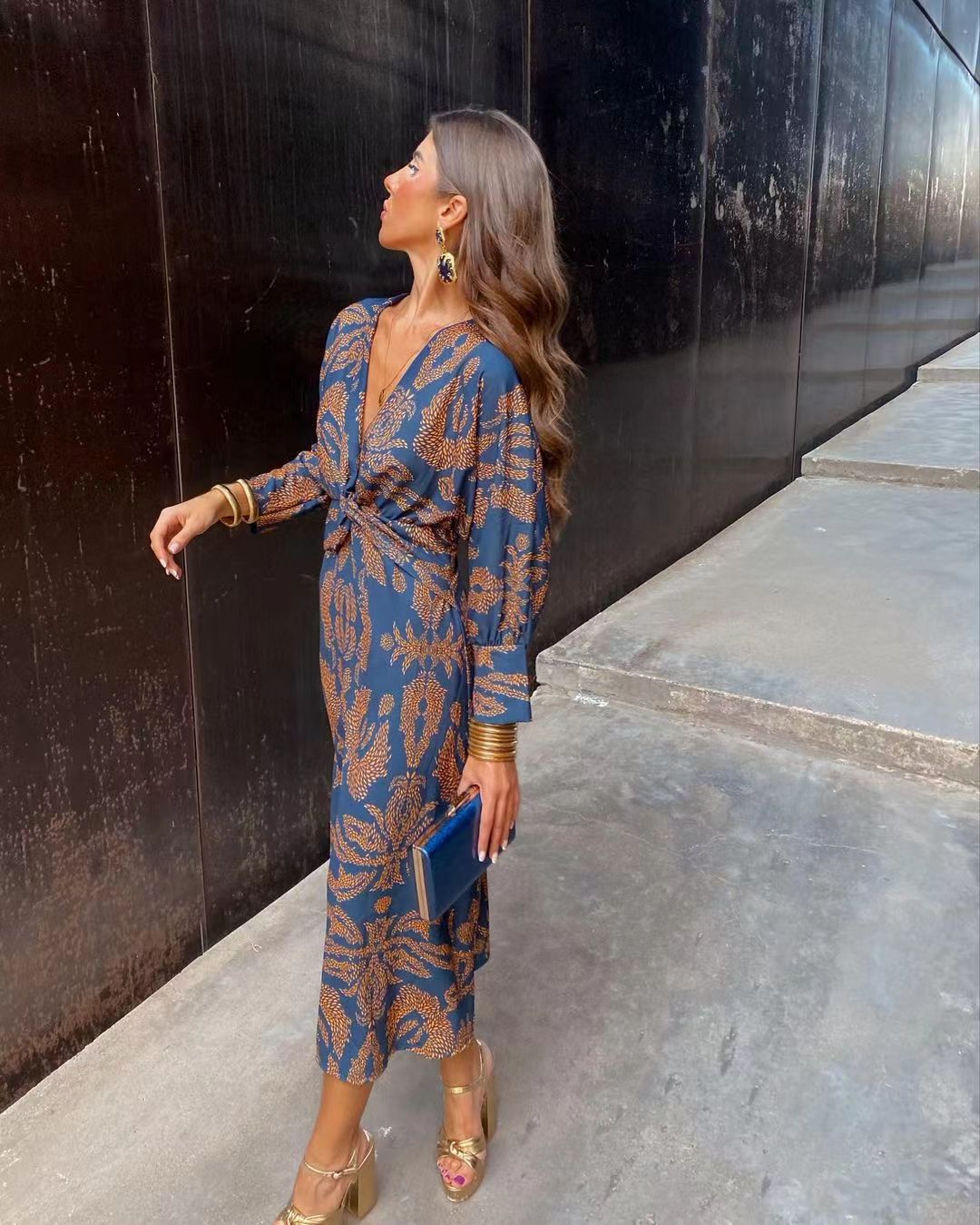 Damen gemustertes Midikleid mit Knotenfront, V-Ausschnitt und langen Ärmeln Echoarchiv