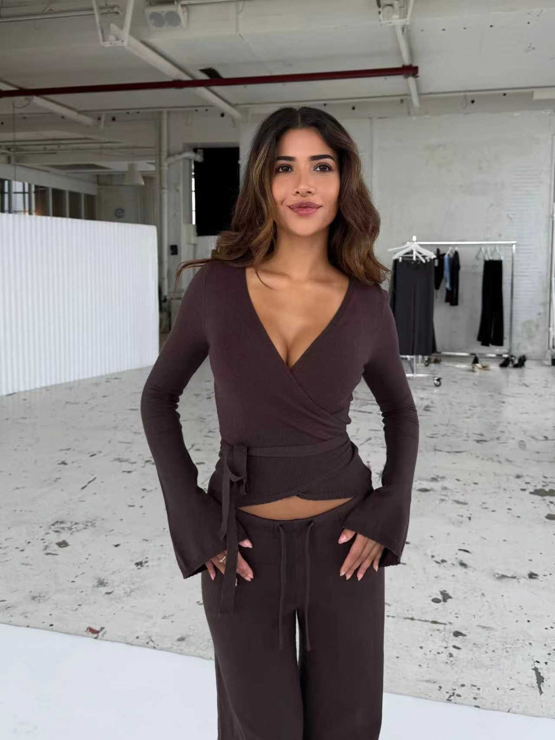 Damen nan Strick-Wickeloberteil mit Bindegürtel und Trompetenärmeln sowie taillenhoher weitgeschnittener Strickhose Echo Archiv