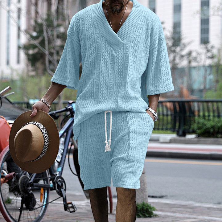 Herren nan urbaner Zopfstrick-Zweiteiler mit tiefem V-Ausschnitt, kastiger Passform und Kordelzug-Bermuda Echo Archiv