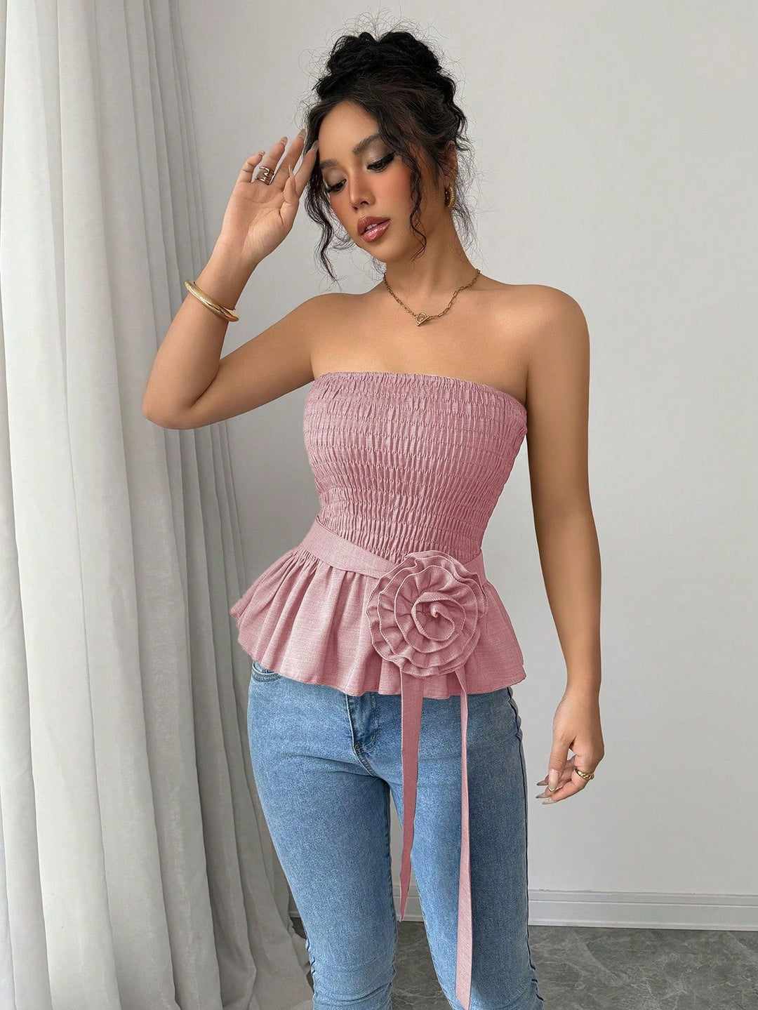 Damen nan figurbetontes trägerloses Smok-Oberteil mit Volant-Peplum und dekorativer Stoffblume Echo Archiv