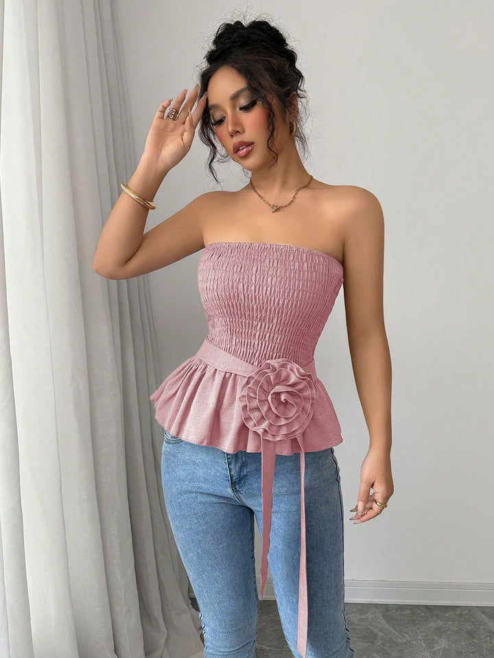 Damen nan figurbetontes trägerloses Smok-Oberteil mit Volant-Peplum und dekorativer Stoffblume Echo Archiv