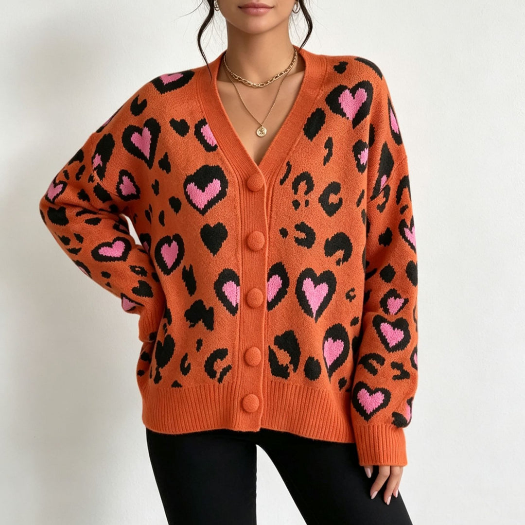 Damen Strickcardigan mit Herz‑Leopard-Jacquard, V‑Ausschnitt und großen Stoffknöpfen – Veloura
