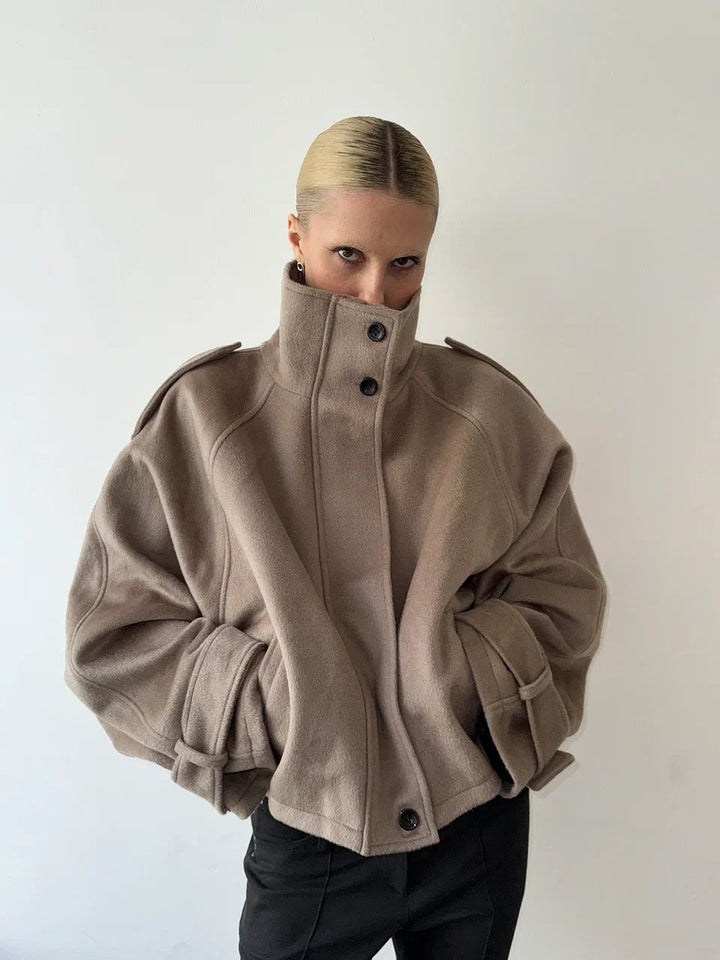 Damen nan kurzer Wollmix-Blouson mit hohem Stehkragen, Schulterpatten und voluminösen Ballonärmeln Echo Archiv