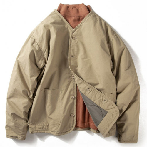 Herren Leichte gesteppte kragenlose Übergangsjacke mit Knopfleiste und aufgesetzten Taschen Echoarchiv