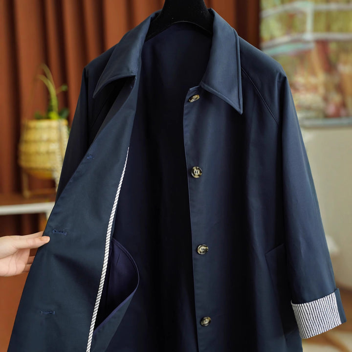 Damen Eleganter Trenchcoat mit Kontrastdetails Echoarchiv
