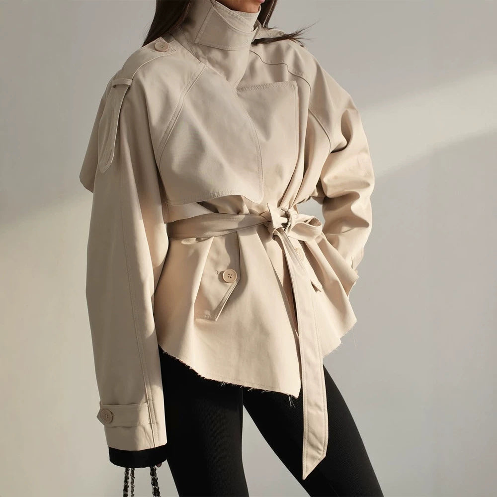 Damen Kurztrench mit weitem Stehkragen, Schulterklappen und Taillengürtel Echoarchiv