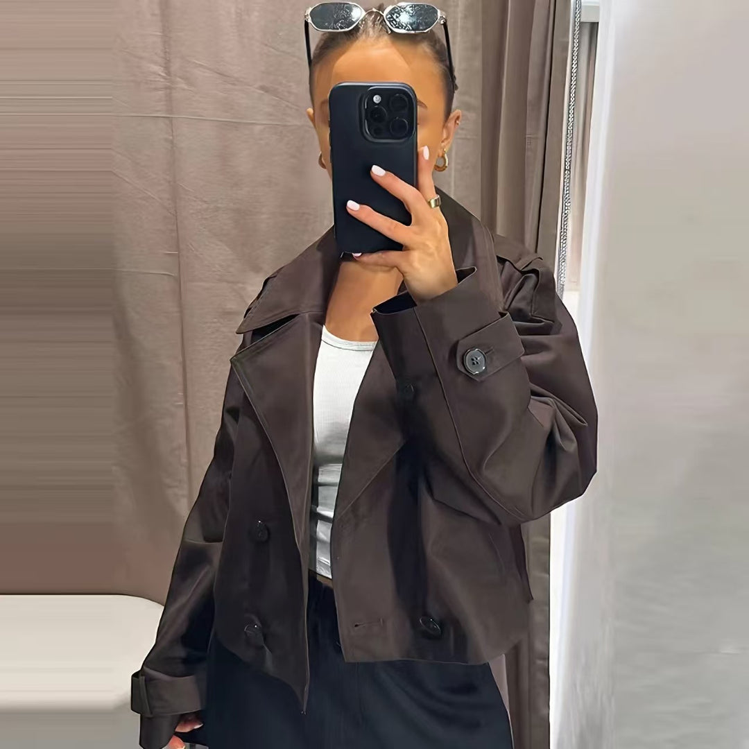 Damen nan kurze taillierte Doppelreiher-Trenchjacke im Boxy-Cropped-Schnitt mit Schulterpatten und verstellbaren Manschetten Echo Archiv