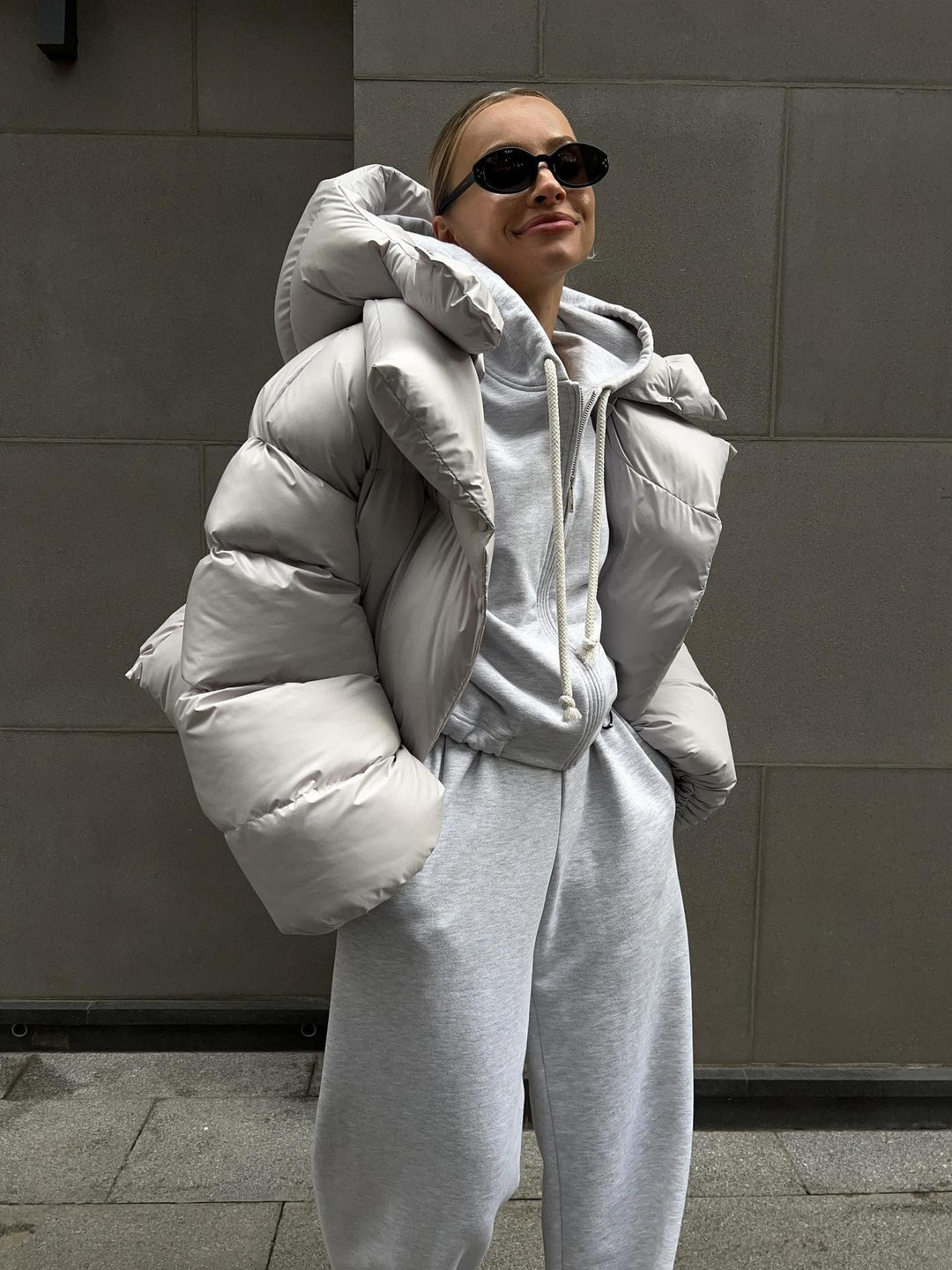 Damen extravagante Oversize Steppdaunenjacke mit extravoluminöser Kapuze Echoarchiv