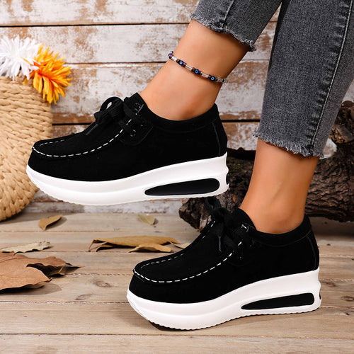 Damen Bequeme Keil‑Plateau‑Sneaker mit Wildlederoptik und gepolstertem Komfortfußbett – Névara