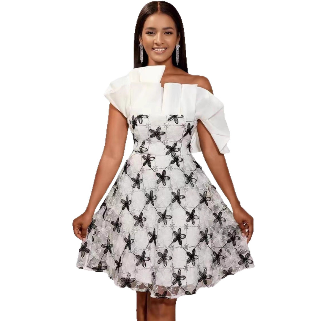 Damen festliches Cocktailkleid mit fließendem Schnitt und raffinierten Blumenapplikationen Echo Archiv