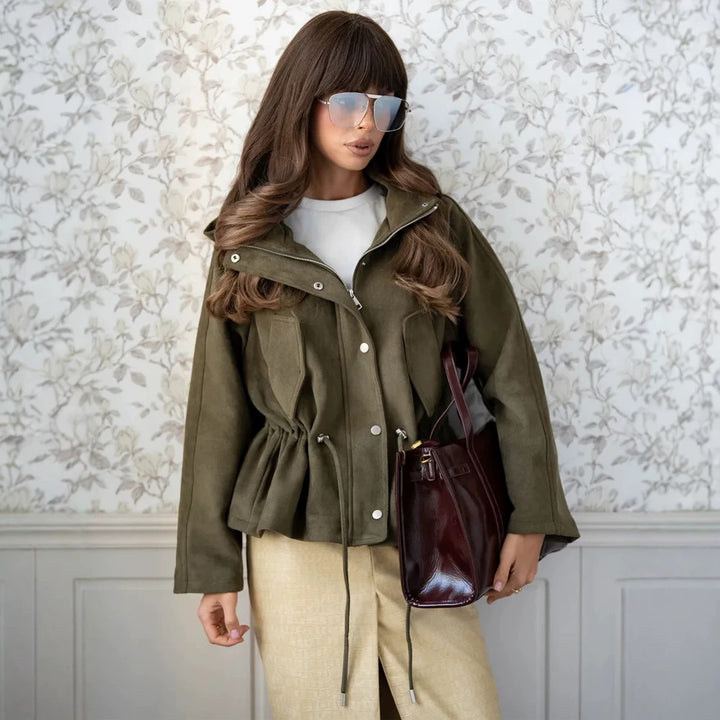 Damen Kurzblouson aus Veloursleder-Optik mit Kapuze, Tunnelzug‑Taillierung und Pattentaschen Echoarchiv