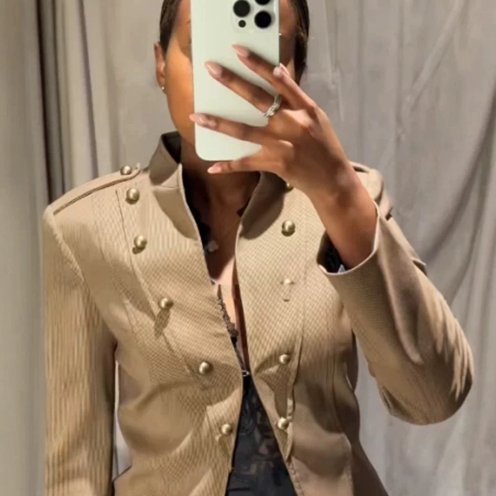 Damen Kurzblazer im Militarystil mit doppelreihigen Zierknöpfen Echoarchiv