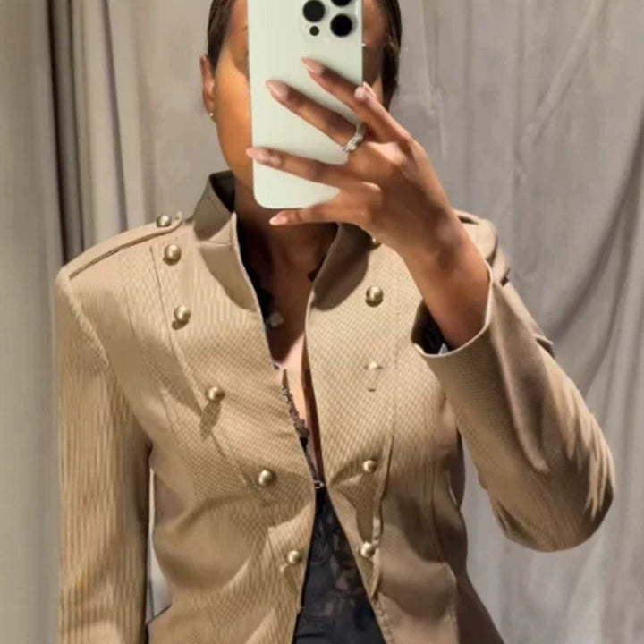 Damen Kurzblazer im Militarystil mit doppelreihigen Zierknöpfen Echoarchiv