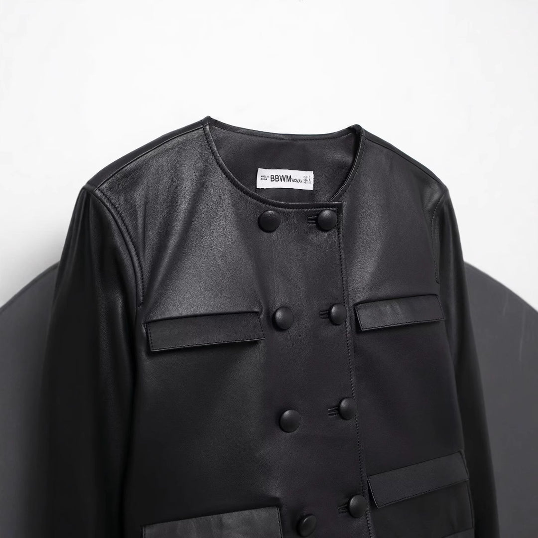 Damen cropped Kunstlederjacke mit Rundhalsausschnitt, doppelreihiger Knopfleiste und aufgesetzten Pattentaschen – Célinea