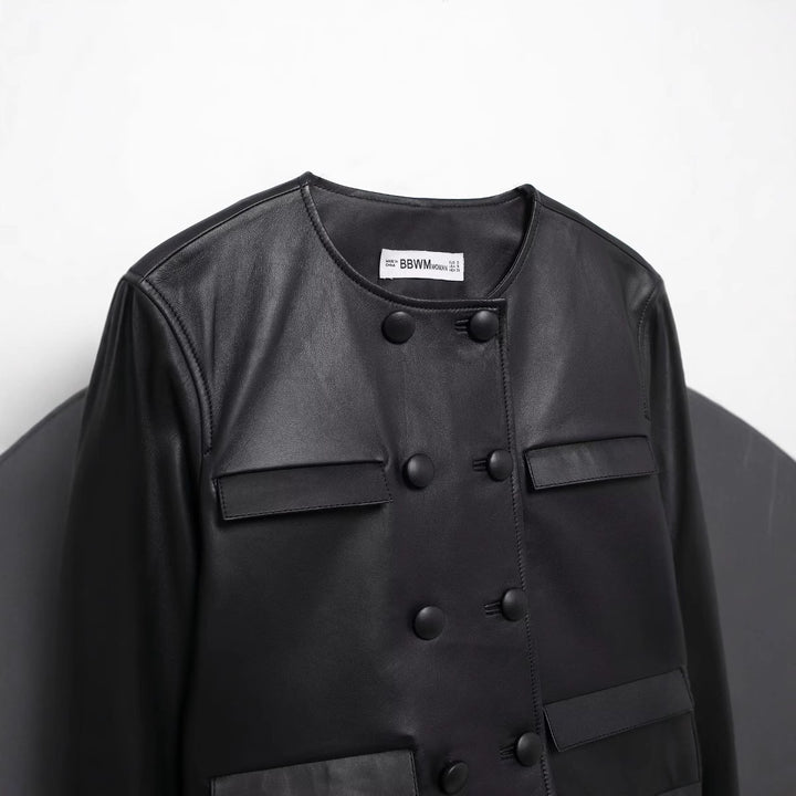 Damen cropped Kunstlederjacke mit Rundhalsausschnitt, doppelreihiger Knopfleiste und aufgesetzten Pattentaschen – Célinea