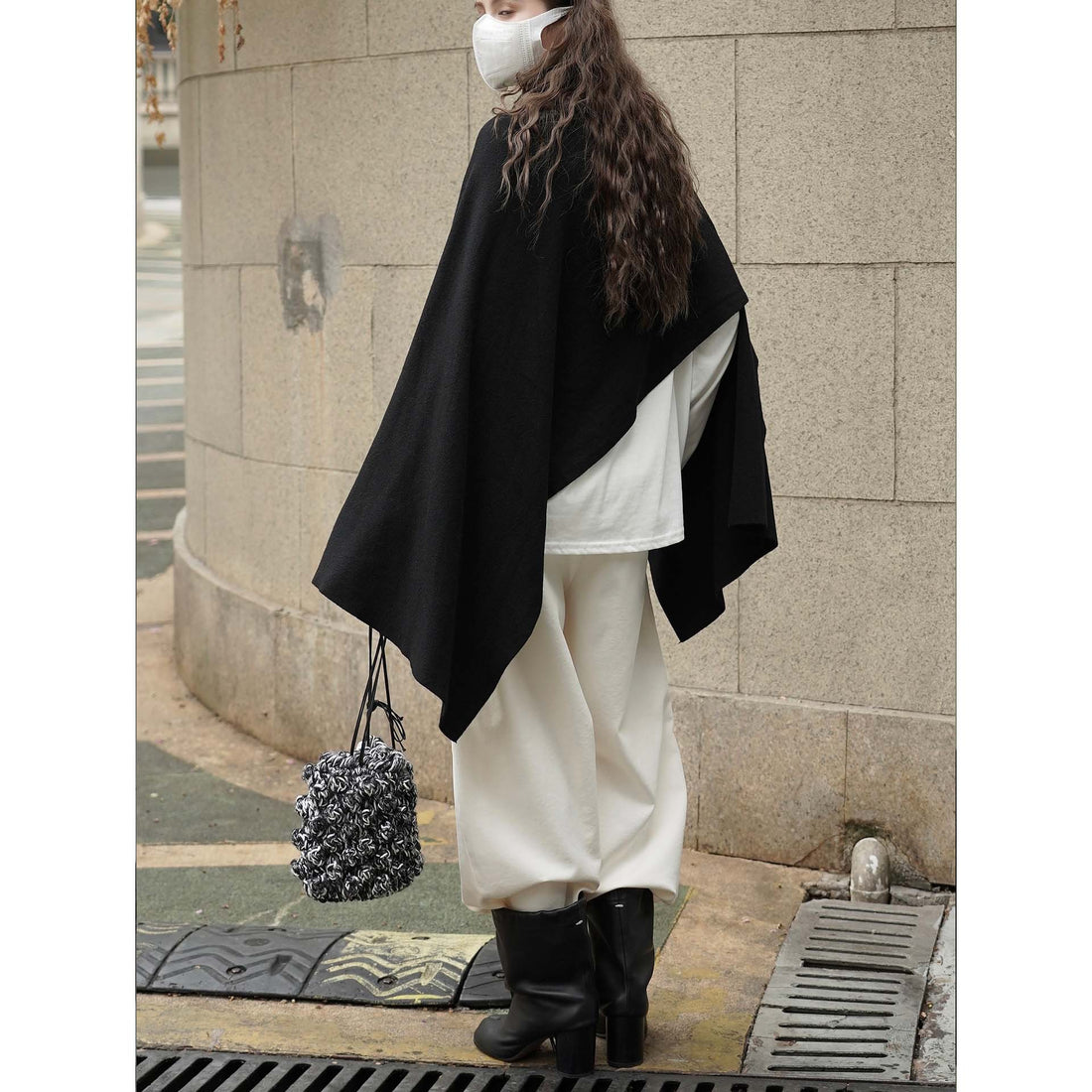 Damen Asymmetrisches Strickponcho mit Knopfkragen und Oversize-Silhouette Echoarchiv
