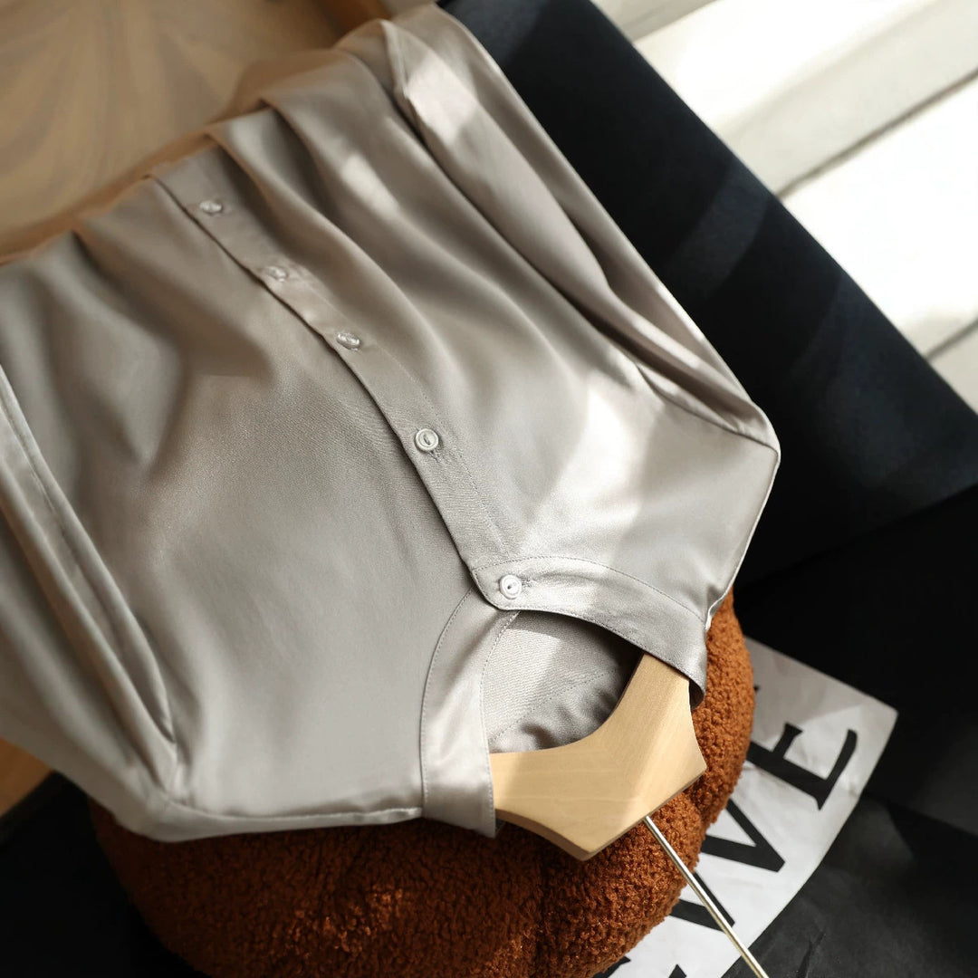 Damen Elegante satinierte Bluse mit knöpfbarem Ausschnitt Echoarchiv