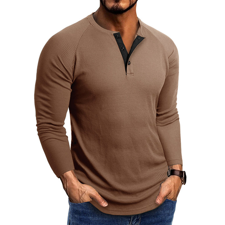 Herren modisches Langarm-Henley-Shirt mit strukturiertem Stoff und eleganten Knopfdetails Echoarchiv