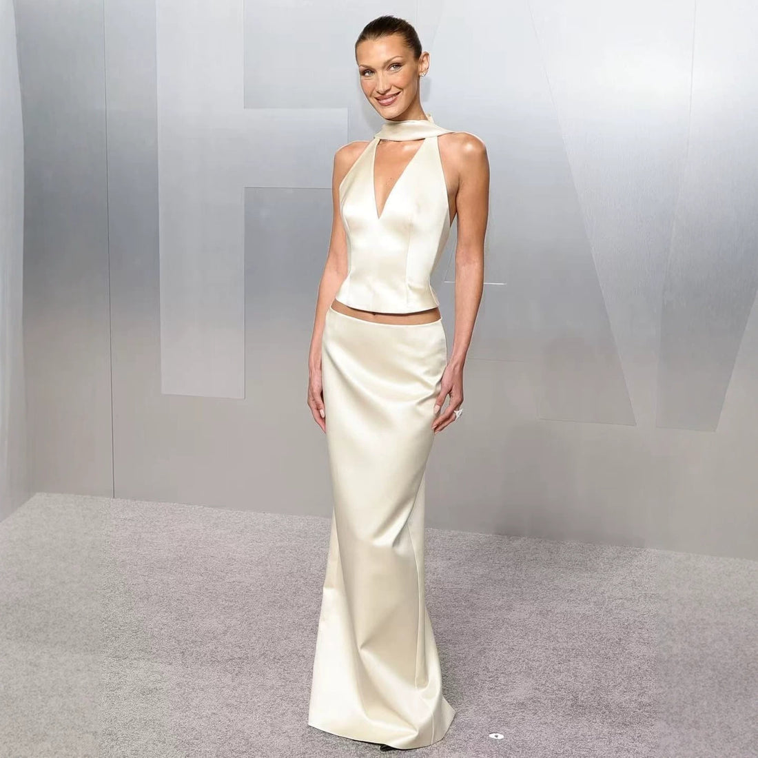 Damen Elegantes Maxikleid mit tiefem V-Ausschnitt und figurbetontem Schnitt – Valéora