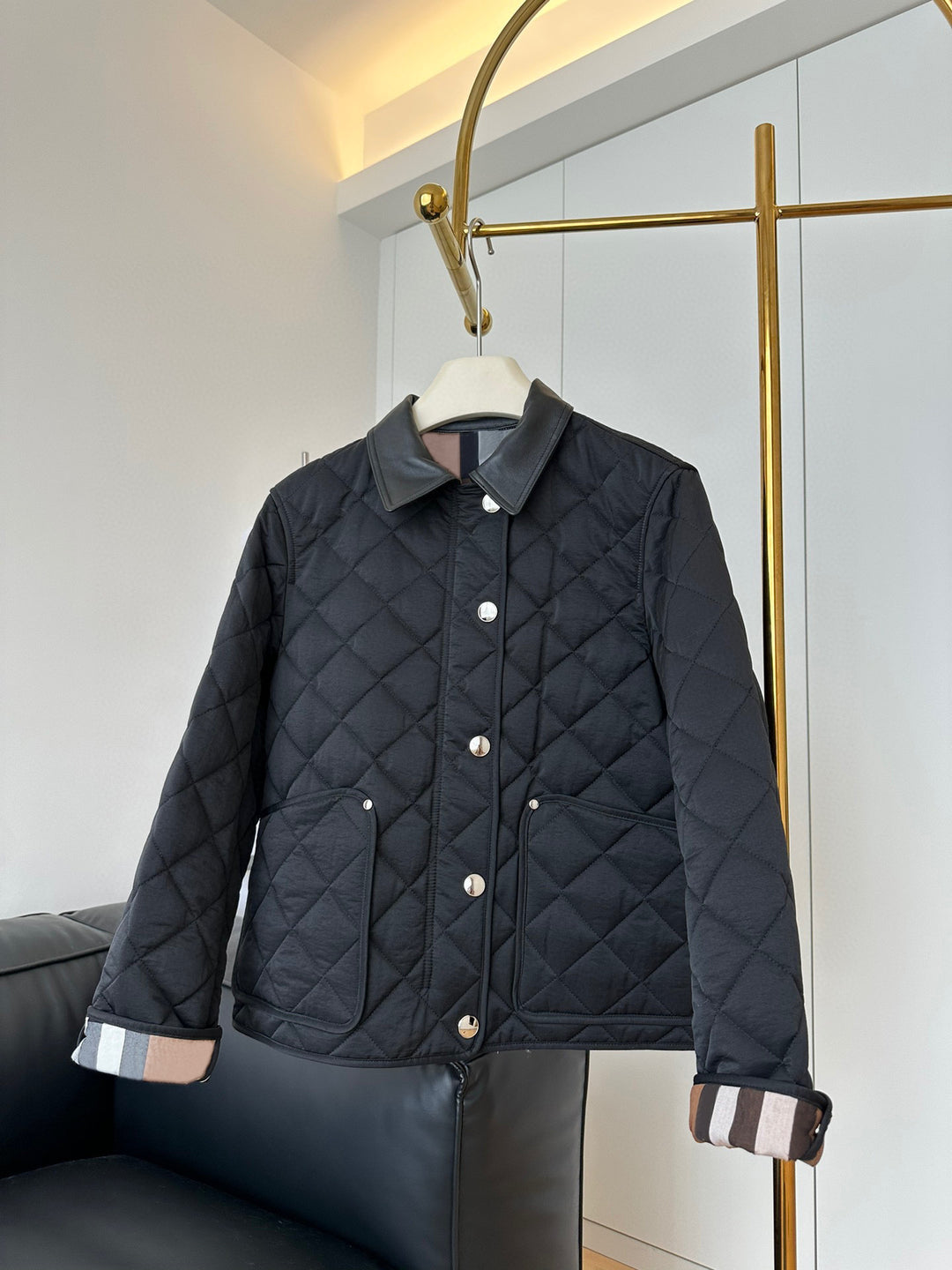 Damen Modische Steppjacke mit eleganter Lederkragen Echoarchiv