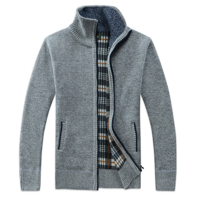 Herren Strickjacke mit hohem Kragen und praktischen Taschen Echoarchiv