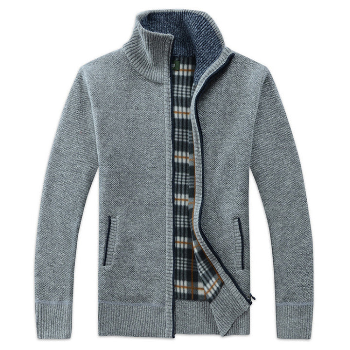 Herren Strickjacke mit hohem Kragen und praktischen Taschen Echoarchiv