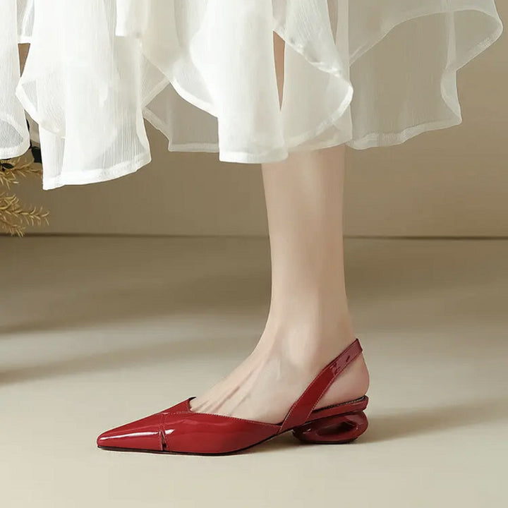 Damen Slingback-Ballerina aus Lackleder mit spitzer Kappe und skulpturellem Absatz – Lioré