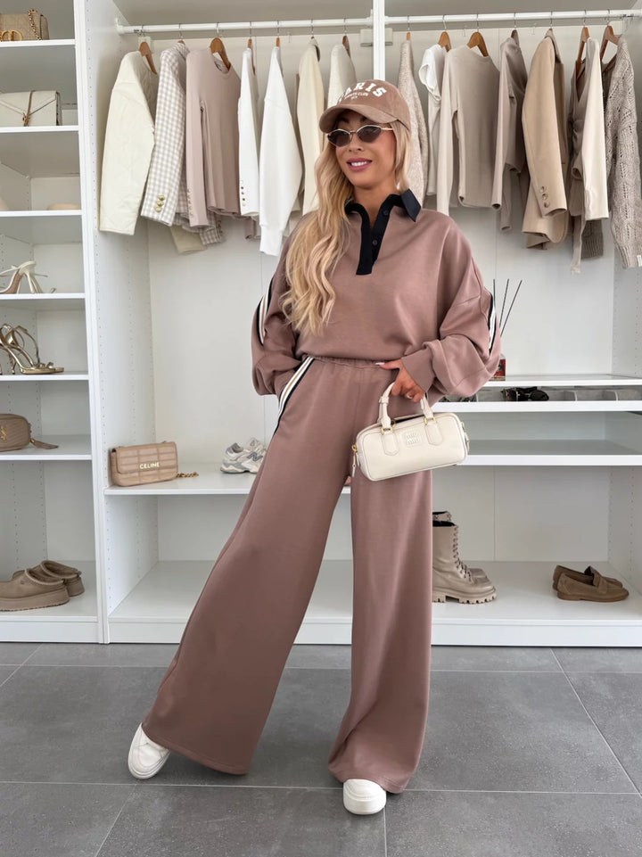 Damen modisches Relax-Set mit Polokragen, markanten Paspelstreifen und weitem Palazzo-Jogger – Élanora