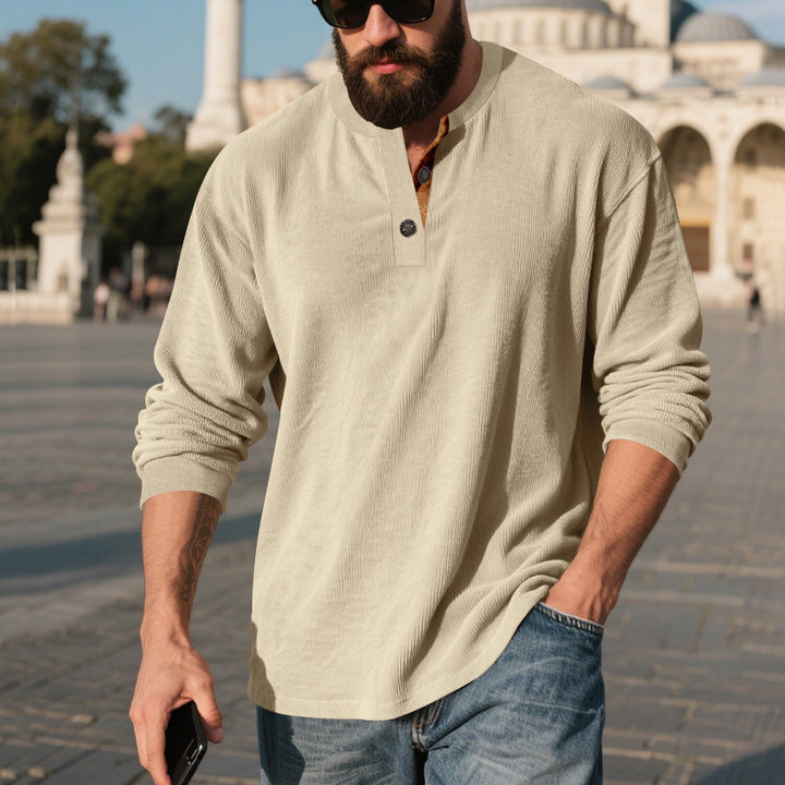 Herren Langarm-Henley-Shirt mit strukturiertem Material und modischen Knopfdetails Echoarchiv