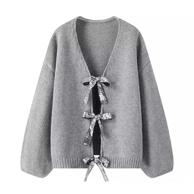 Damen Oversize-Strickcardigan mit tiefem V-Ausschnitt und dekorativen Pailletten-Schleifen – Veloura