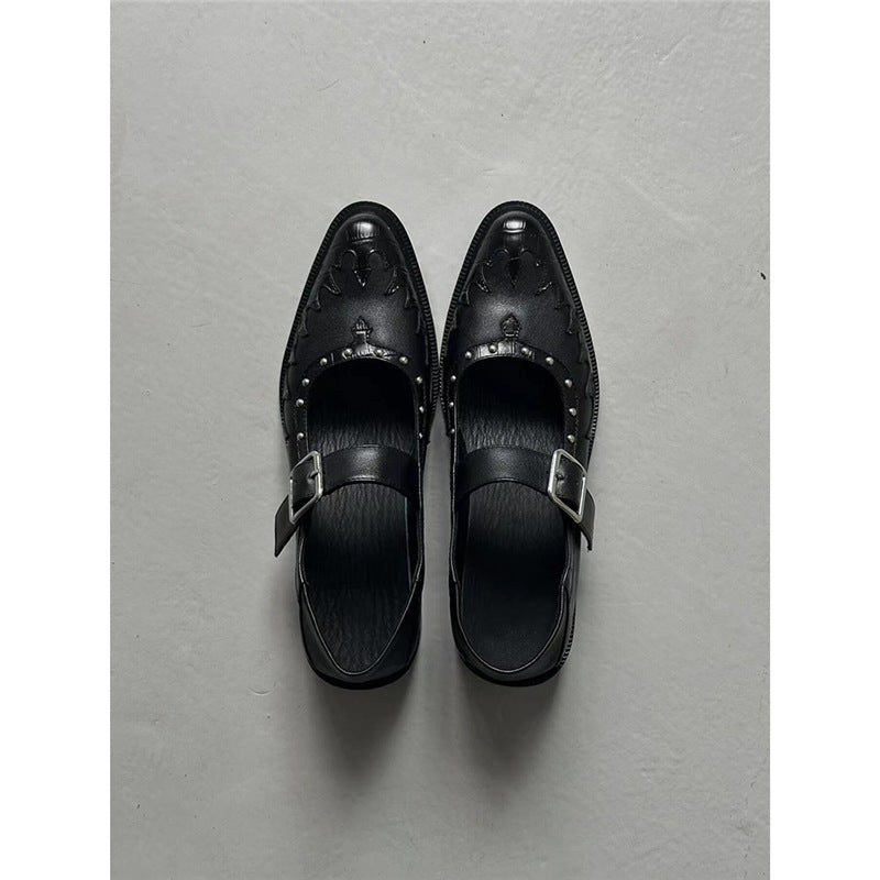 Damen Spitzer Mary-Jane-Loafer mit Schnallenriemen, Nietenbesatz und geprägtem Flammenmotiv – Lioré