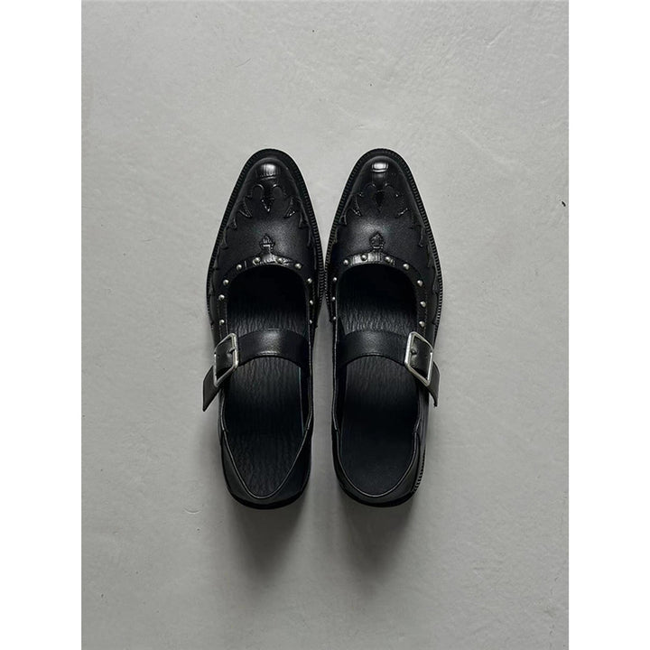 Damen Spitzer Mary-Jane-Loafer mit Schnallenriemen, Nietenbesatz und geprägtem Flammenmotiv – Lioré