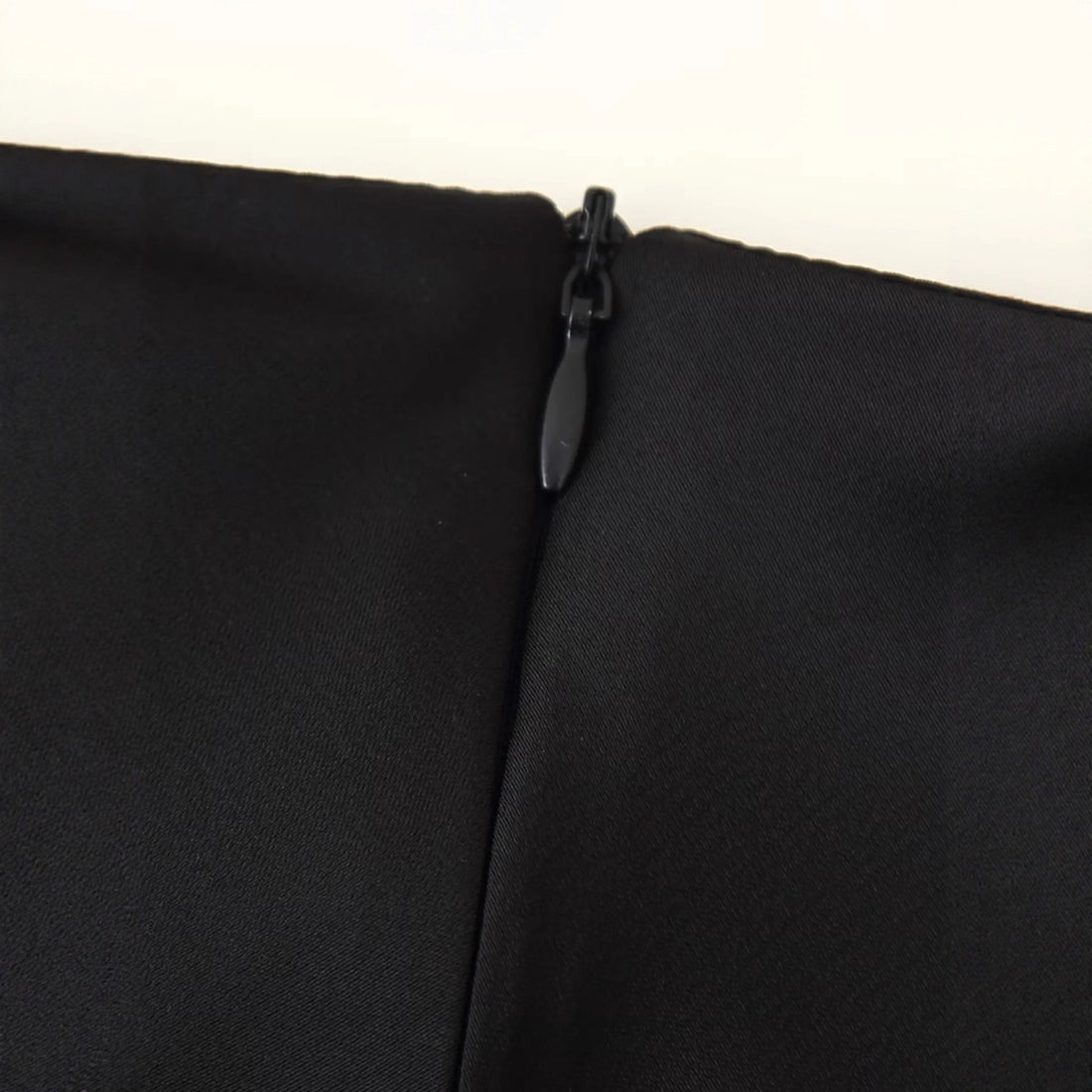 Damen Satin-Midirock als Unterrock mit elastischem Komfortbund und zarter Spitzenkante – Élara