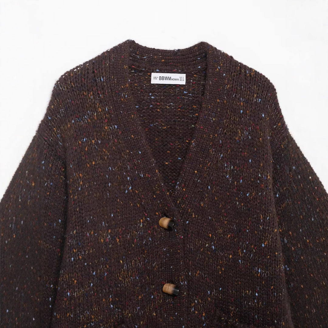 Damen grobgestrickte Strickjacke mit Hornknopf‑Front und aufgesetzten Taschen – Veloura