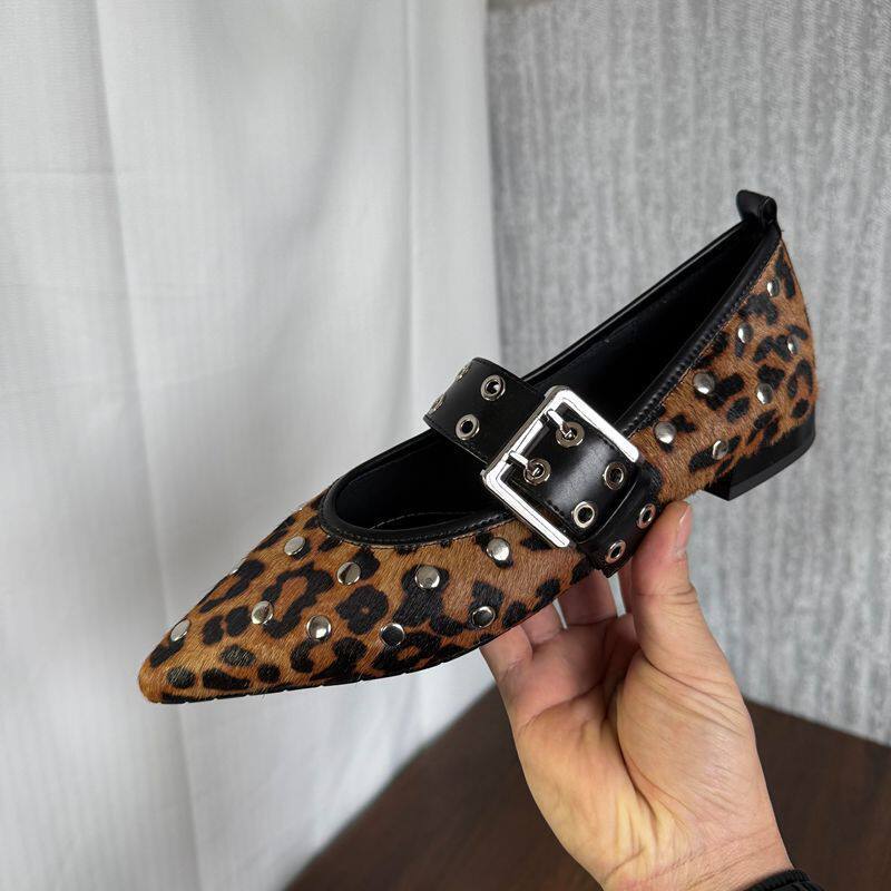 Damen Spitz zulaufende Mule-Ballerina mit breitem Nietenriemen und Dalmatiner-Muster – Avérine
