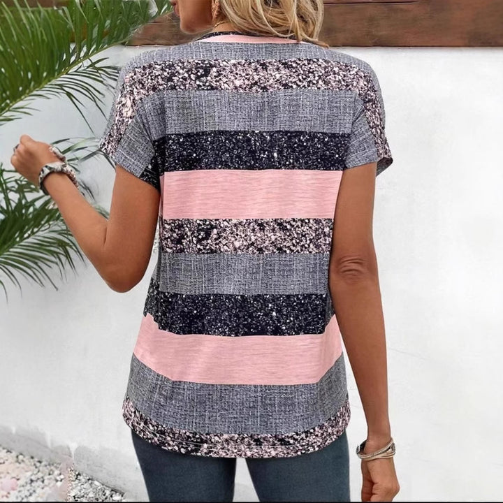 Damen nan gestreiftes Viskosemix-Relaxshirt mit V-Ausschnitt, Krempelärmeln und dekorativer Knopfleiste Echo Archiv