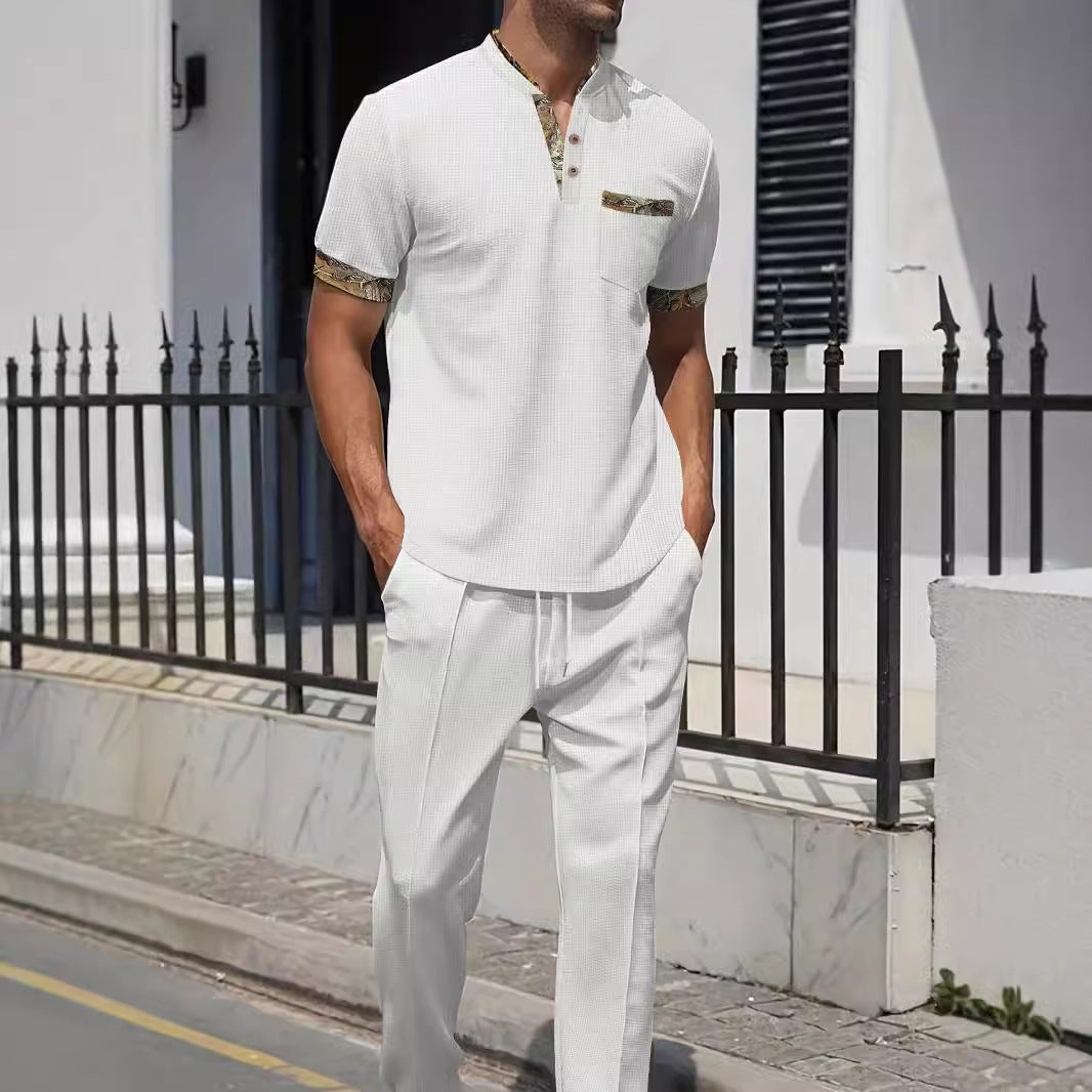 Herren modisches Outfit-Set mit strukturiertem Oberteil und lässiger Hose Echoarchiv