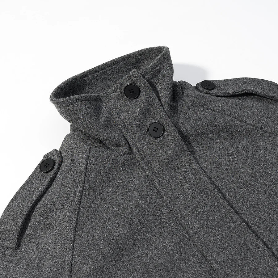 Damen kurze boxy Wollmixjacke mit hohem Stehkragen, Schulterpatten und verstellbaren Schnallenmanschetten – Célinea