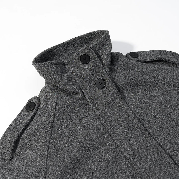 Damen kurze boxy Wollmixjacke mit hohem Stehkragen, Schulterpatten und verstellbaren Schnallenmanschetten – Célinea