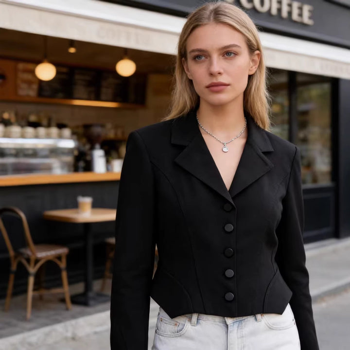 Damen Taillierter Cropped-Blazer mit Wiener Nähten und matt bezogenen Knöpfen Echo Archiv