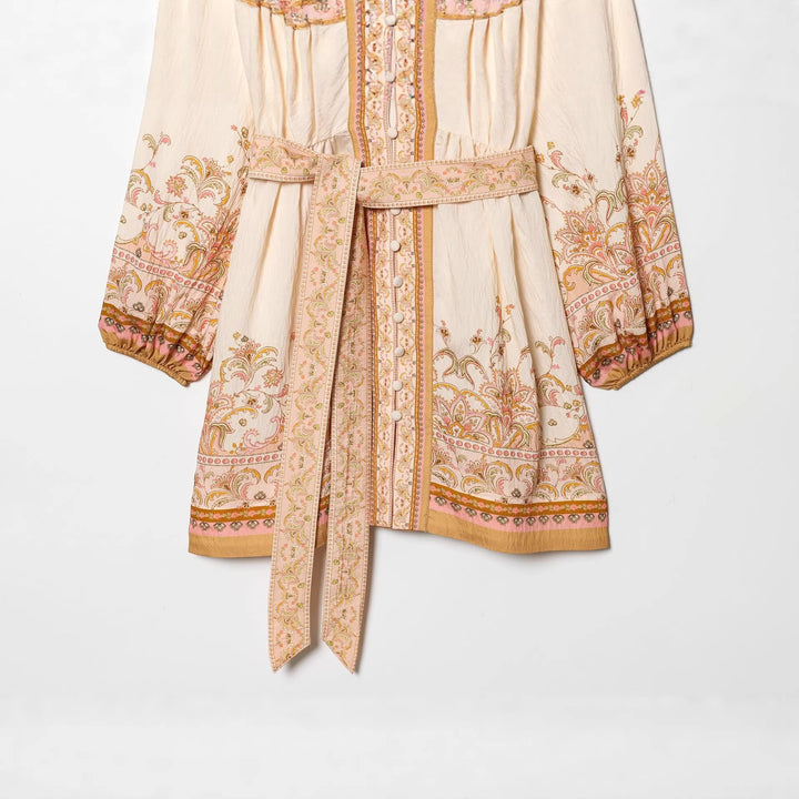 Damen besticktes Boho-Minikleid mit tiefem V-Ausschnitt, durchgehender Knopfleiste, taillierendem Bindegürtel und ballonärmeln – Élara