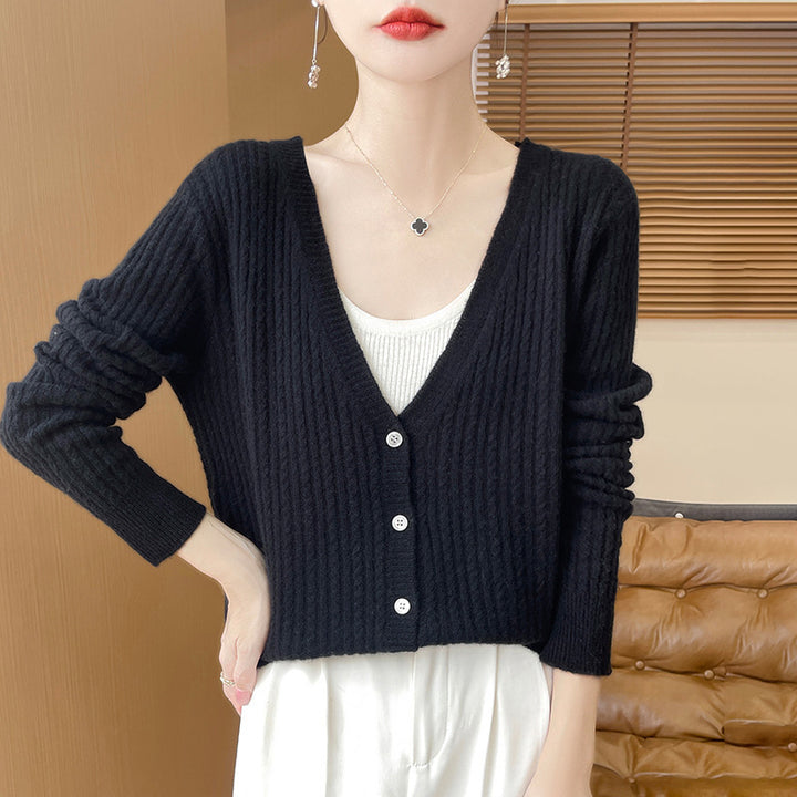 Damen Kurzgeschnittener Feinstrick-Cardigan mit V‑Ausschnitt, feiner Rippenstruktur und Perlmuttknöpfen Echoarchiv