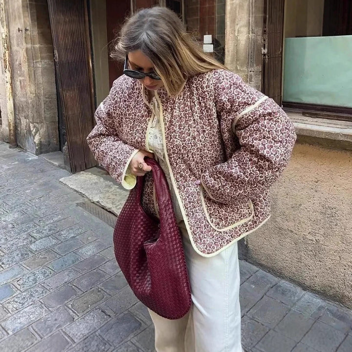 Damen nan gesteppte Stehkragenjacke mit floralem Längsprint, aufgesetzten Taschen und kontrastierender Paspel Echo Archiv