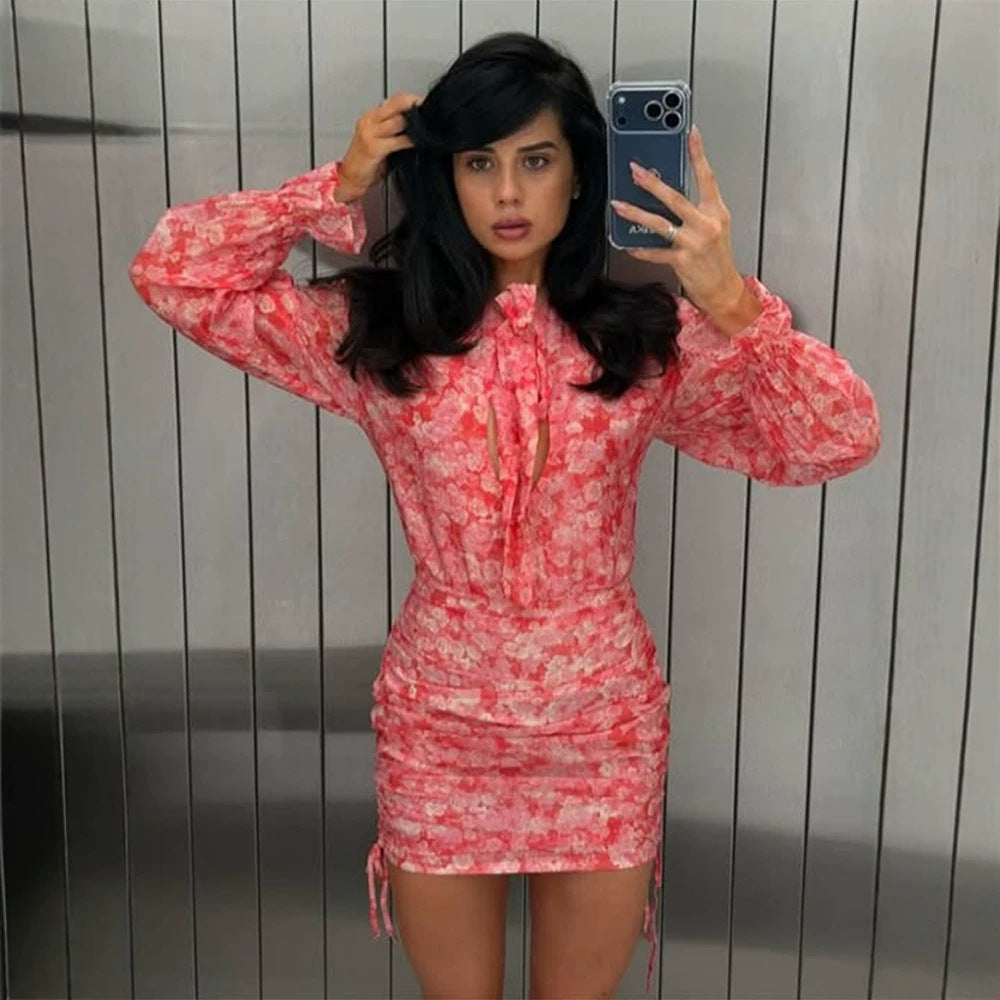 Damen Blumiges gerafftes Minikleid mit Schleifenhalstuch, Cut-Out und langen Ärmeln Echoarchiv