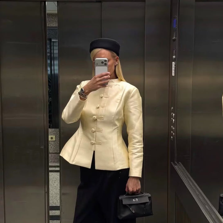 Damen Taillierte Kurzjacke mit Stehkragen und dekorativen Knebelverschlüssen Echoarchiv