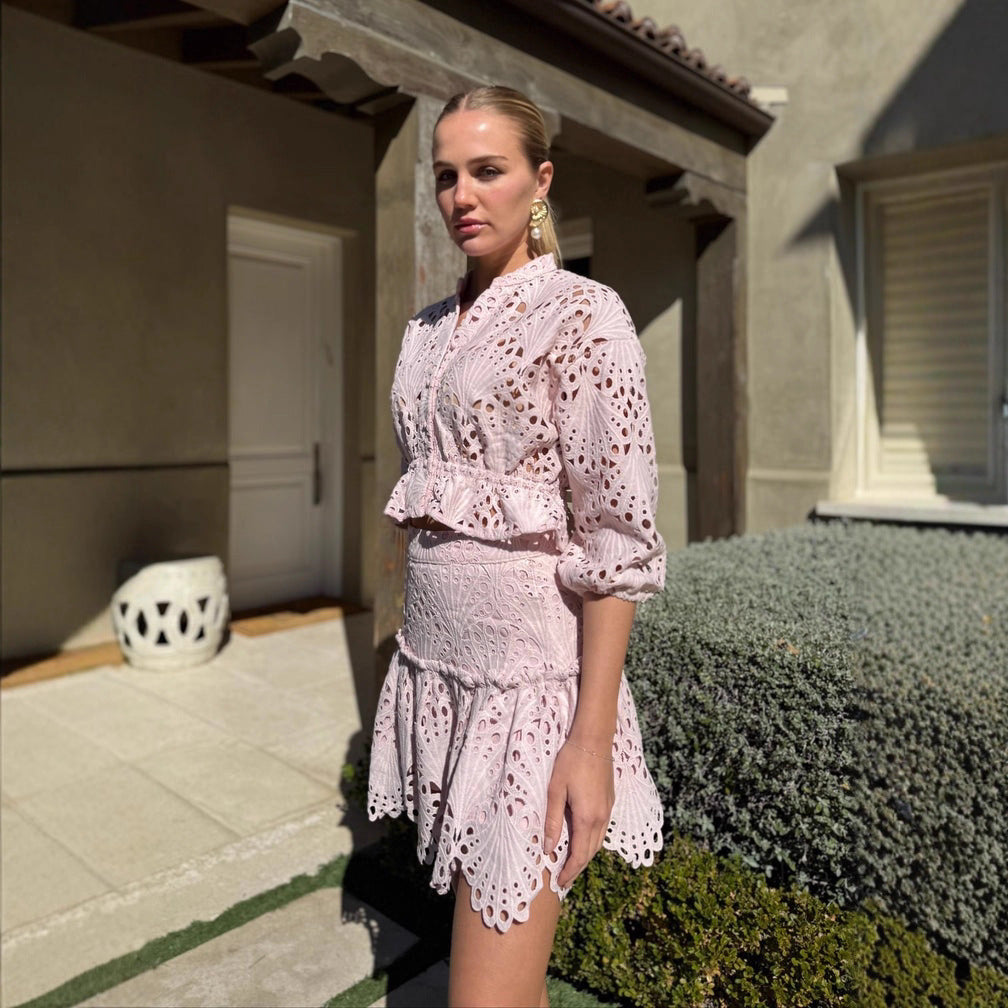 Damen nan Broderie-Anglaise Zweiteiler mit bestickter Hemdbluse und taillenbetontem Volantrock Echo Archiv