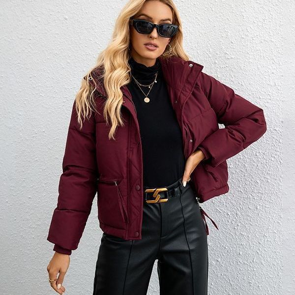 Damen kurze gesteppte Daunenoptik-Steppjacke mit hohem Stehkragen, Kordelzug und Ziptaschen – Célinea
