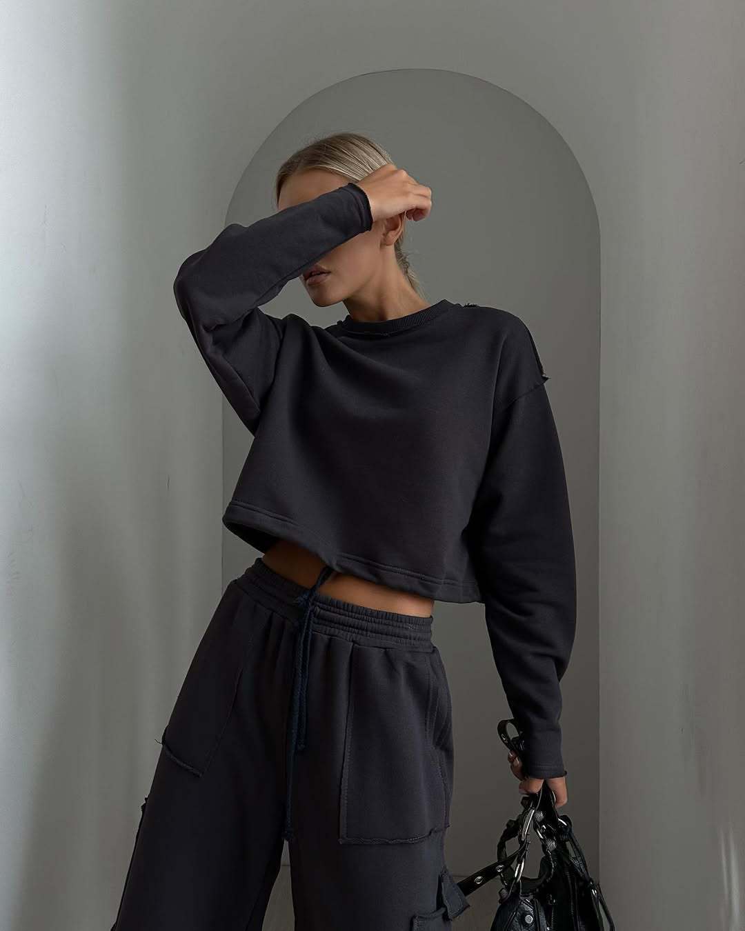 Damen Kurzes Tunnelzug-Sweatshirt mit geripptem Saum und lässiger High‑Waist‑Jogginghose – Avérine