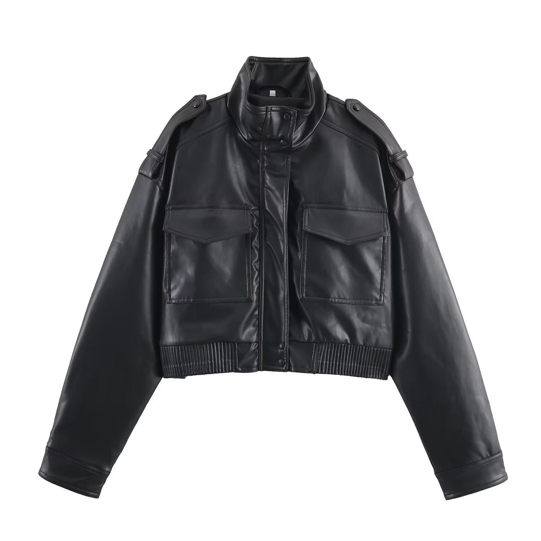 Damen nan kurz geschnittene Military-inspirierte Kunstlederjacke mit hohem Stehkragen, aufgesetzten Pattentaschen, Schulterklappen und geripptem Bund Echo Archiv